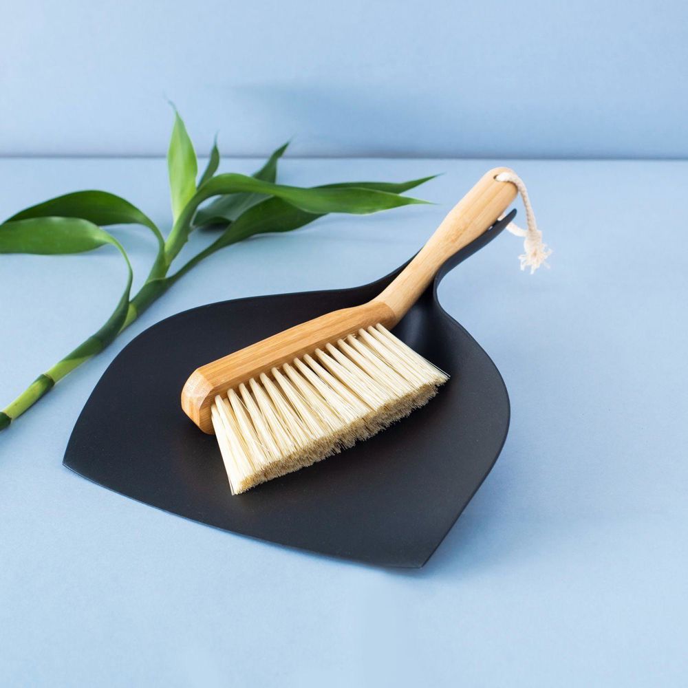 Wooden brush and dustpan for cleaning surfaces and desks_thumbnail_0