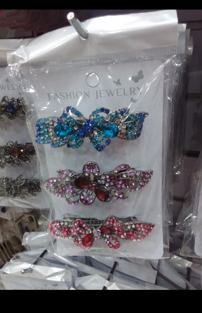 A set of hair clips_thumbnail_1