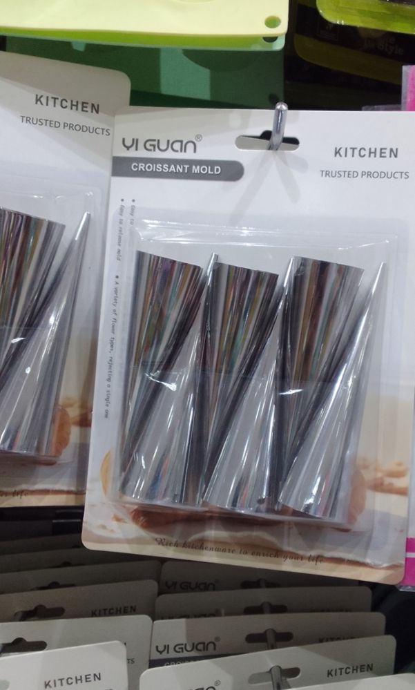 A set of piping cones for shaping sweets and pastries_thumbnail_1