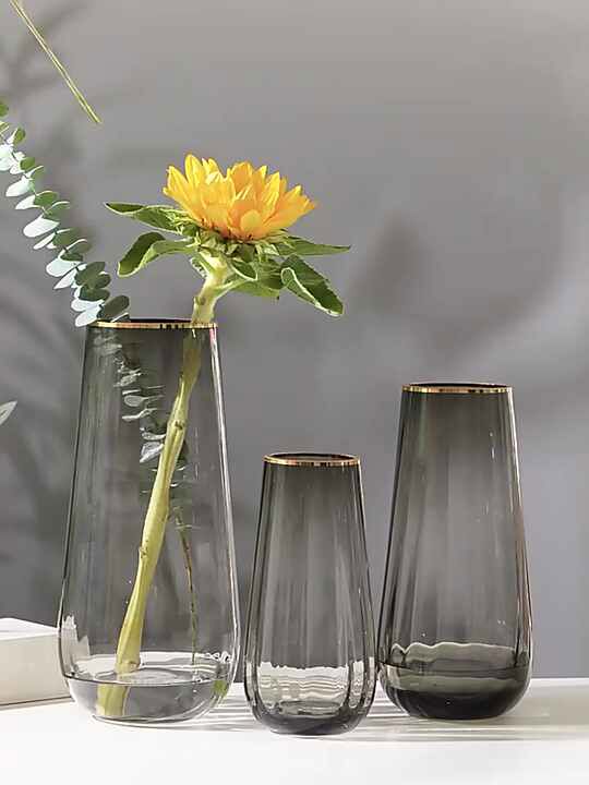 A wide selection of glass vases in various sizes and colors_thumbnail_0