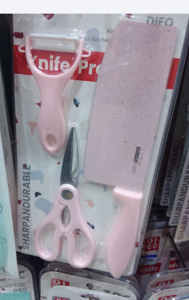 Kitchen utensil set consisting of a knife, scissors, and peeler_thumbnail_2