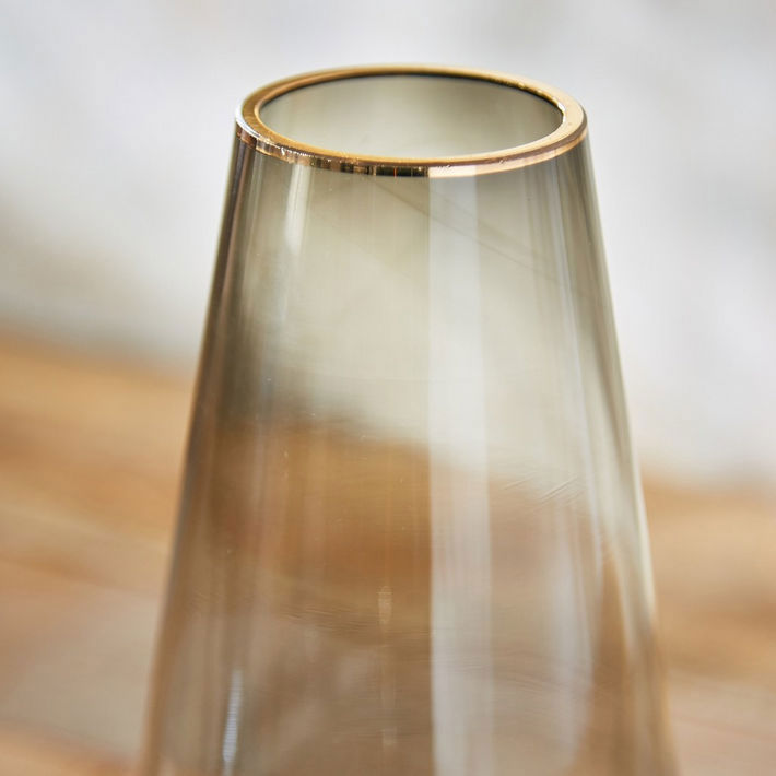 A wide selection of glass vases in various sizes and colors_thumbnail_2