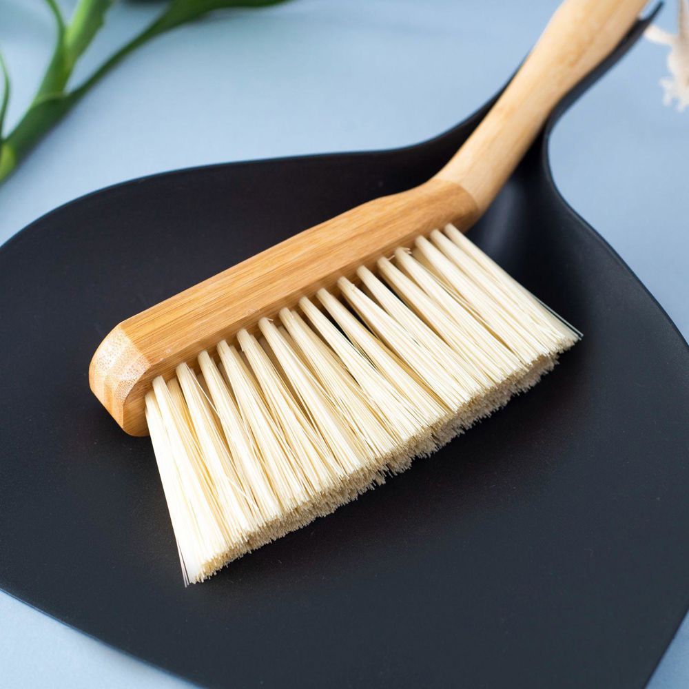 Wooden brush and dustpan for cleaning surfaces and desks_thumbnail_1